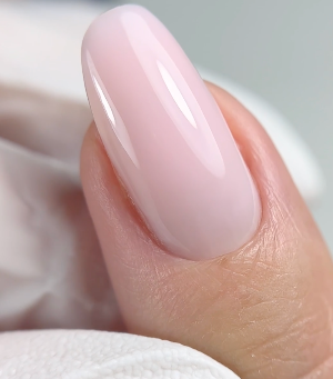 Russische Maniküre und Lackierung mit UV-Nagellack